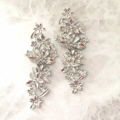 【ピアス・イヤリング】Lustre ゴールドフラワーピアス/ブライダルアクセサリー 【結婚式 ピアス イヤリング】