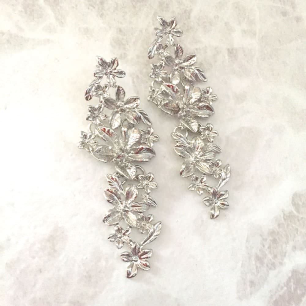 【ピアス・イヤリング】Lustre ゴールドフラワーピアス/ブライダルアクセサリー 【結婚式 ピアス イヤリング】