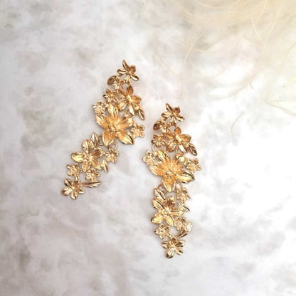 【ピアス・イヤリング】Lustre ゴールドフラワーピアス/ブライダルアクセサリー 【結婚式 ピアス イヤリング】