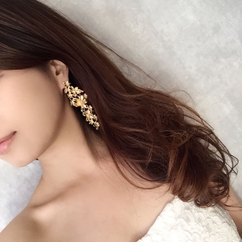 【ピアス・イヤリング】Lustre ゴールドフラワーピアス/ブライダルアクセサリー 【結婚式 ピアス イヤリング】