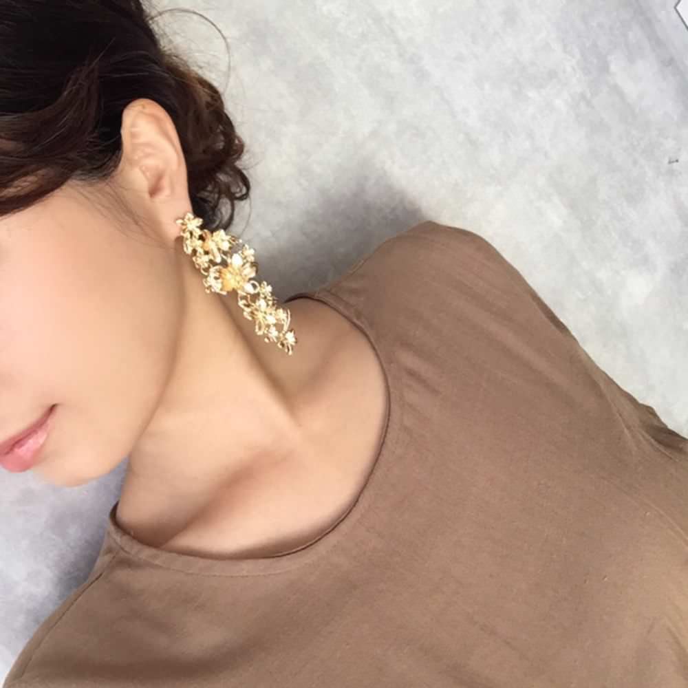 【ピアス・イヤリング】Lustre ゴールドフラワーピアス/ブライダルアクセサリー 【結婚式 ピアス イヤリング】