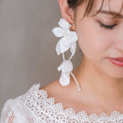 【イヤリング】ブライダルイヤリング パール ホワイトフラワー s4 【結婚式 ピアス イヤリング】