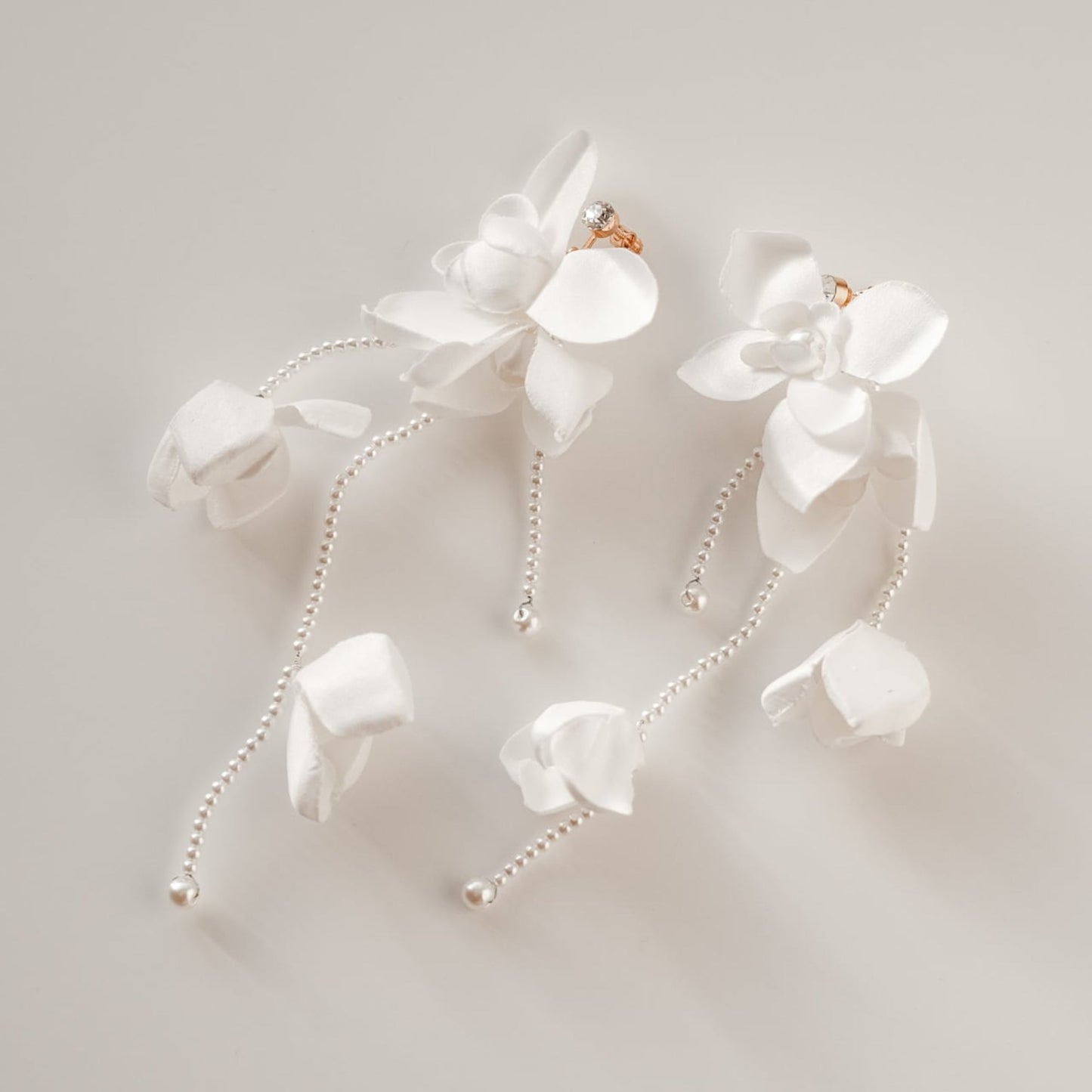 【イヤリング】ブライダルイヤリング パール ホワイトフラワー s4 【結婚式 ピアス イヤリング】