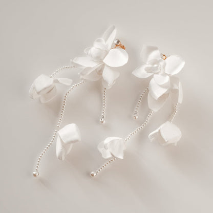 【イヤリング】ブライダルイヤリング パール ホワイトフラワー s4 【結婚式 ピアス イヤリング】