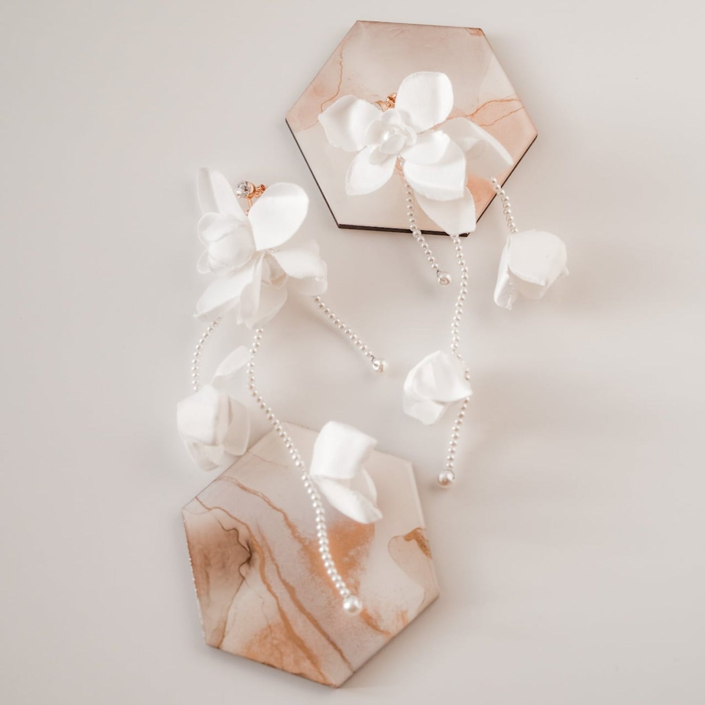 【イヤリング】ブライダルイヤリング パール ホワイトフラワー s4 【結婚式 ピアス イヤリング】