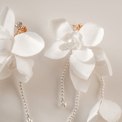 【イヤリング】ブライダルイヤリング パール ホワイトフラワー s4 【結婚式 ピアス イヤリング】