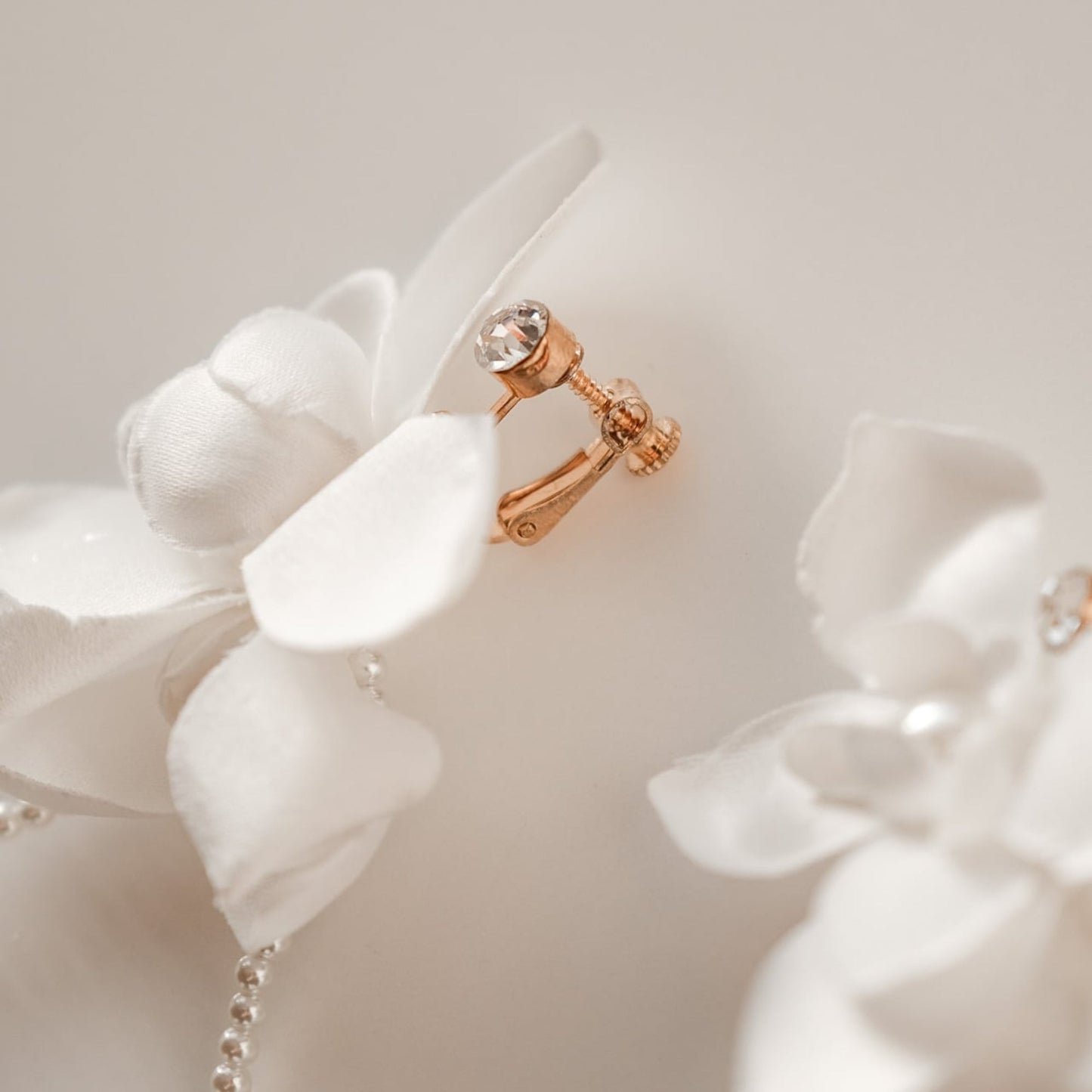 【イヤリング】ブライダルイヤリング パール ホワイトフラワー s4 【結婚式 ピアス イヤリング】