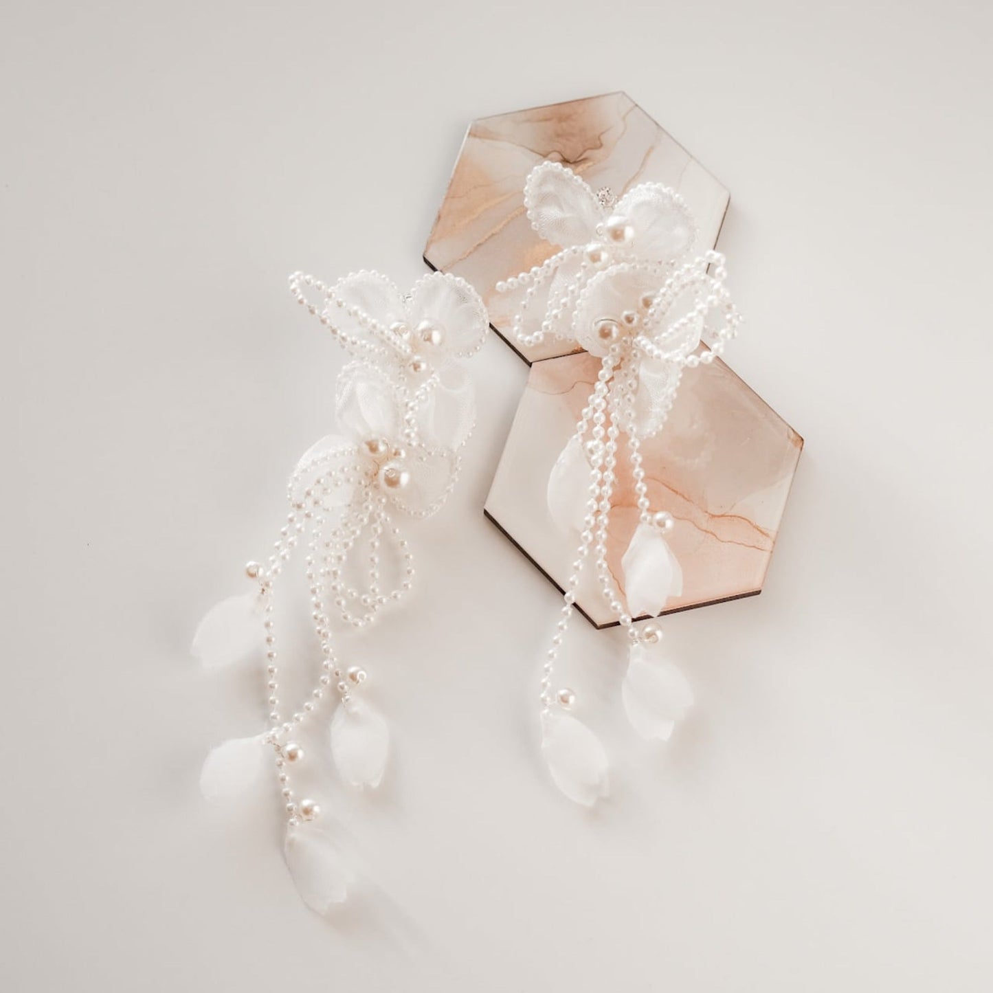 【イヤリング】ブライダルイヤリング パール ホワイトフラワー s5 【結婚式 ピアス イヤリング】