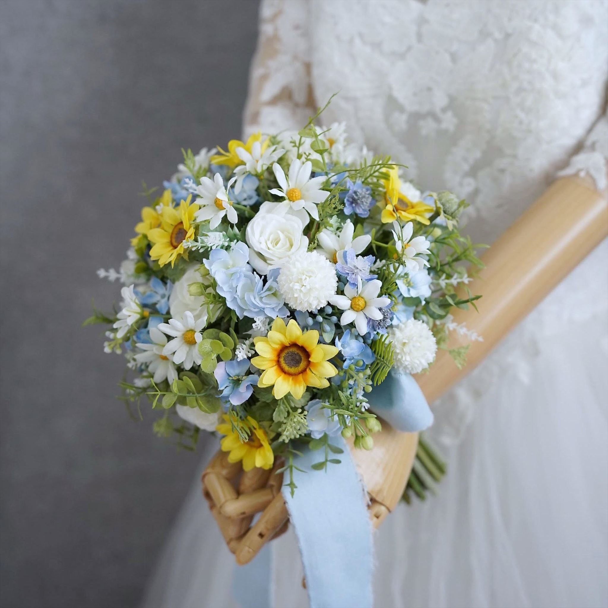 ホワイトブールの小花とひまわりのブーケ【結婚式 フワラー アーティ