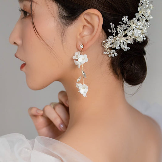 【ピアス】ブライダルピアス 小枝 ホワイトフラワー ゴールド u10 【結婚式 ピアス イヤリング】