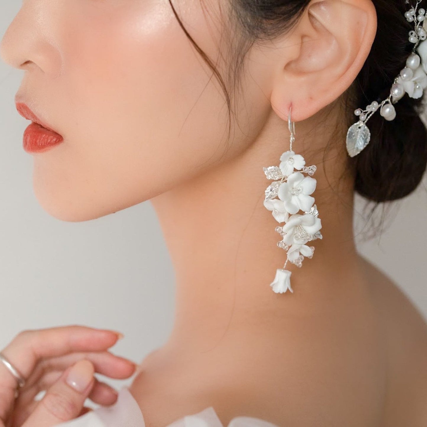 【ピアス】ブライダル 小枝ピアス ホワイトフラワー シルバーリーフ u13 【結婚式 ピアス イヤリング】