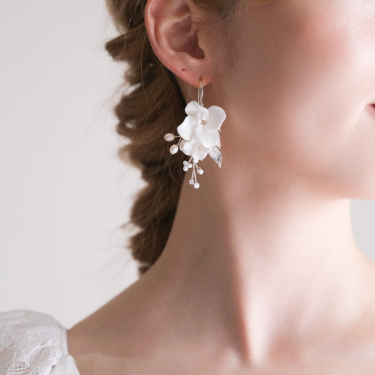 【ピアス】ブライダル 小枝ピアス ホワイトフラワー シルバーリーフ u15 【結婚式 ピアス イヤリング】