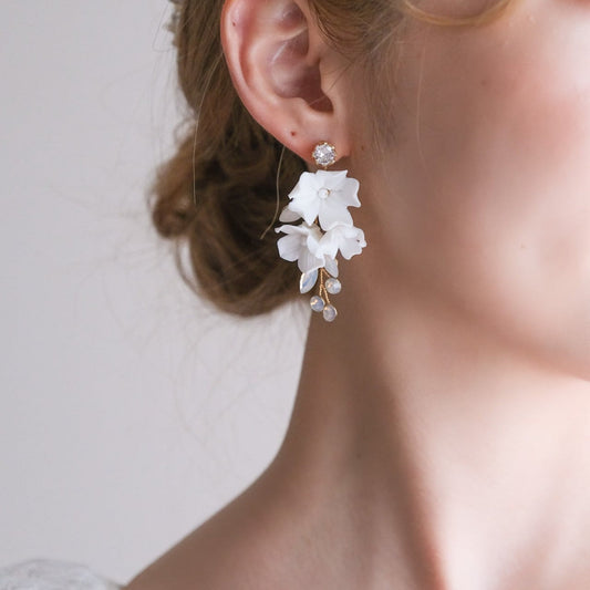 【ピアス】ブライダル 小枝ピアス ホワイトフラワー ジルコニア ゴールド u18 【結婚式 ピアス イヤリング】