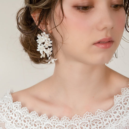 【イヤリング】ブライダル 小枝イヤリング ホワイトフラワー ゴールド u19 【結婚式 ピアス イヤリング】