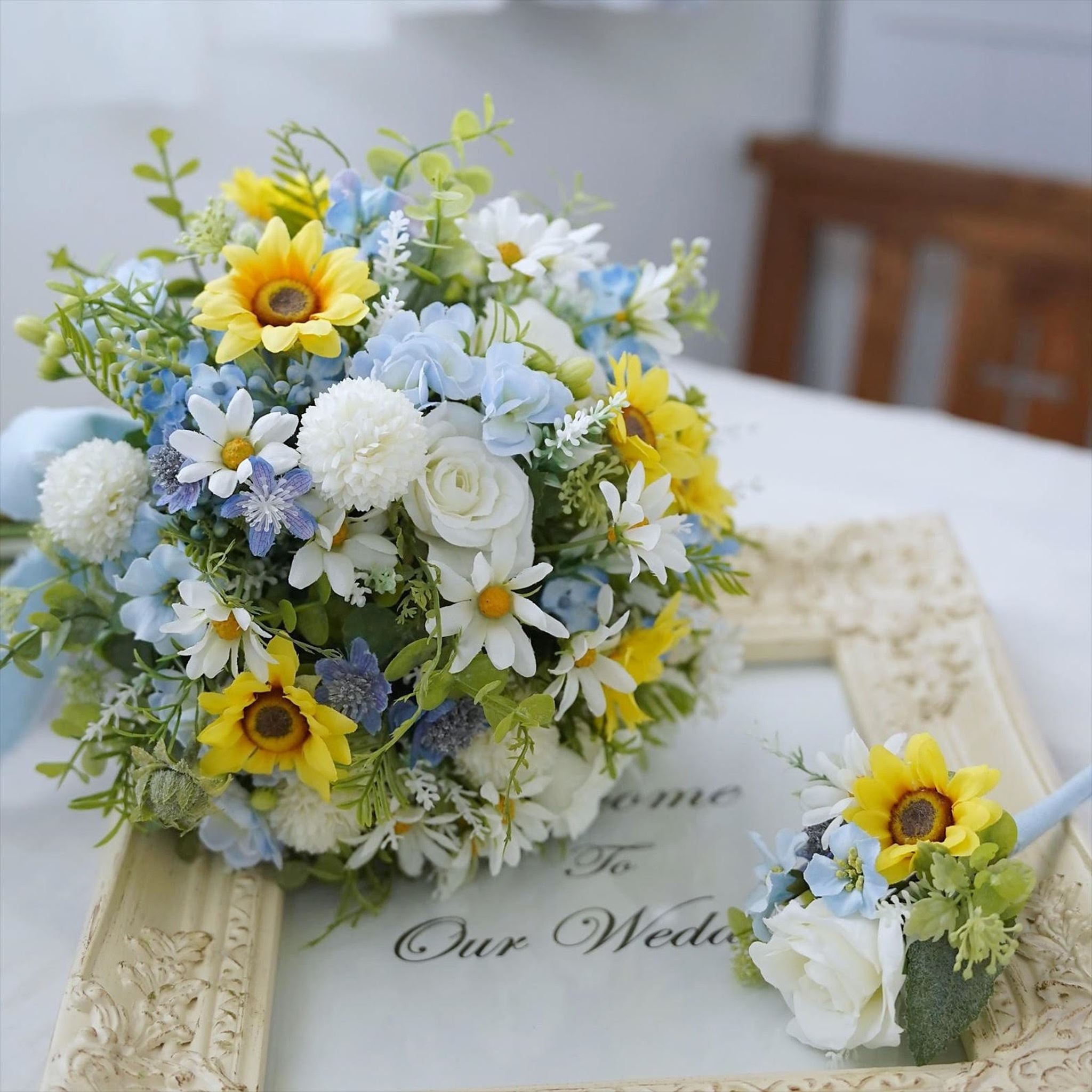ホワイトブールの小花とひまわりのブーケ【結婚式 フワラー アーティ