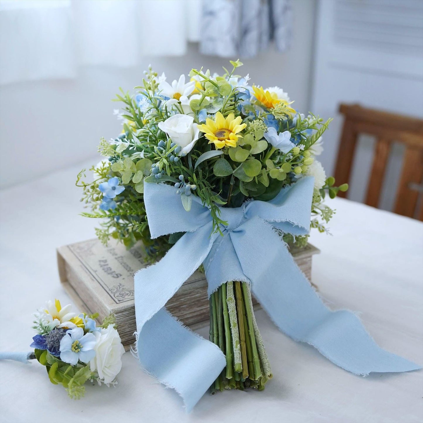 ホワイトブールの小花とひまわりのブーケ