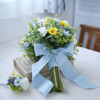 ホワイトブールの小花とひまわりのブーケ