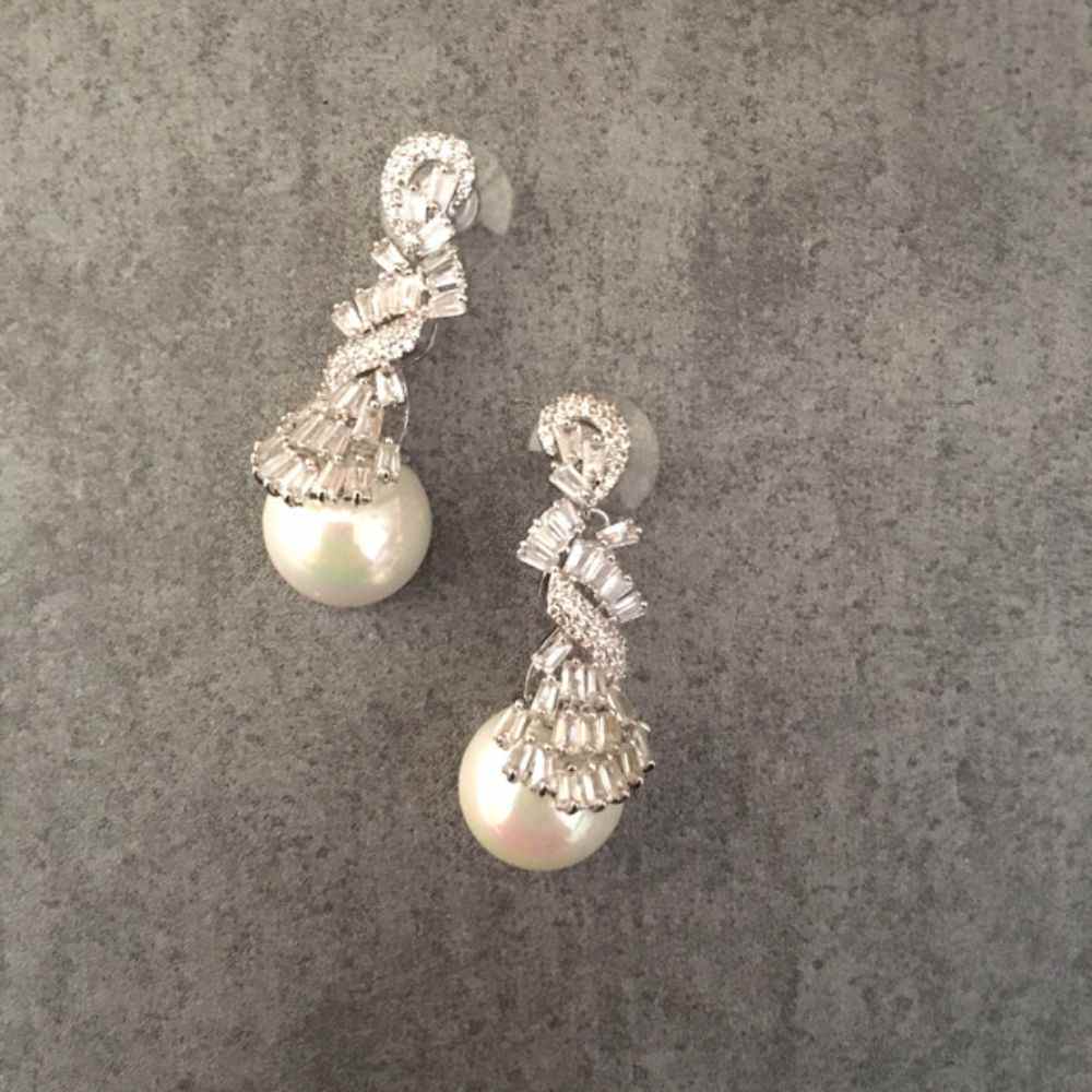 【ピアス・イヤリング】twist ジルコニアピアス/ブライダルアクセサリー 【結婚式 ピアス イヤリング】