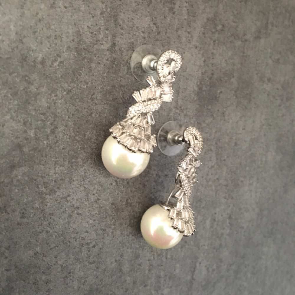 【ピアス・イヤリング】twist ジルコニアピアス/ブライダルアクセサリー 【結婚式 ピアス イヤリング】