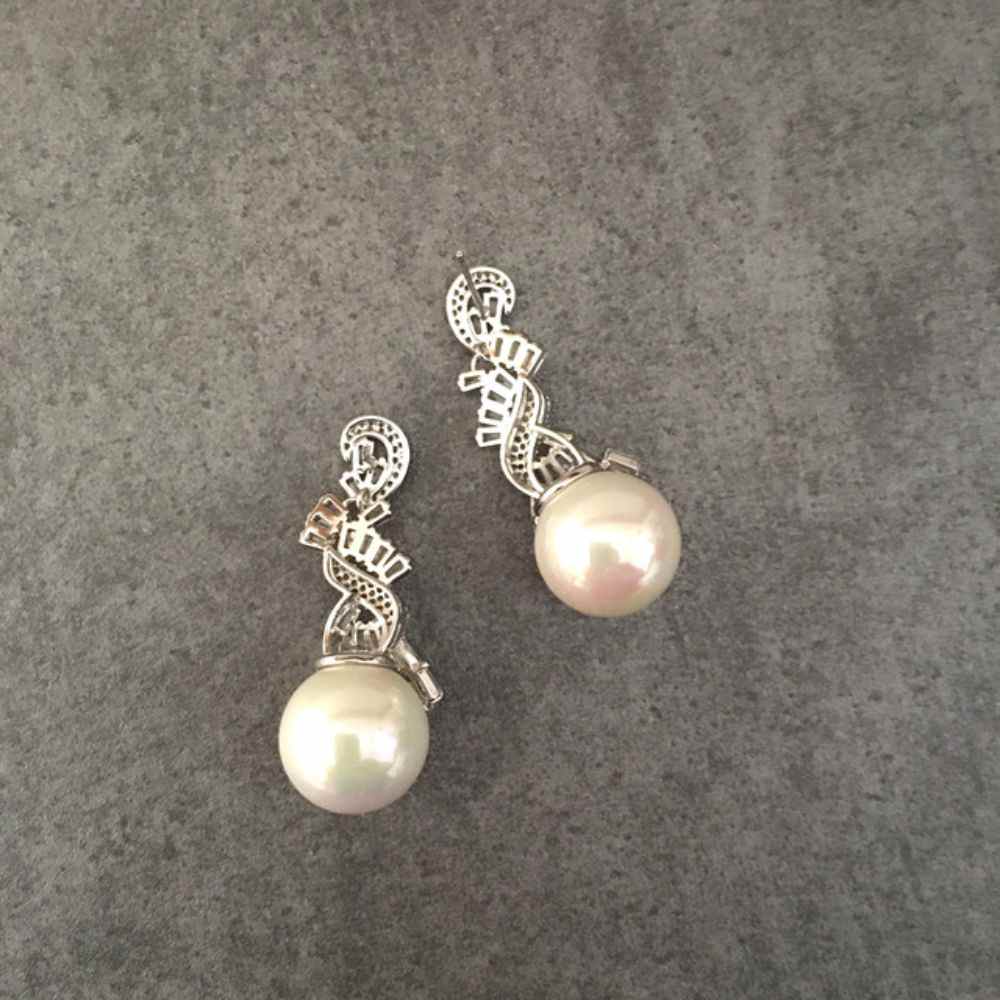 【ピアス・イヤリング】twist ジルコニアピアス/ブライダルアクセサリー 【結婚式 ピアス イヤリング】