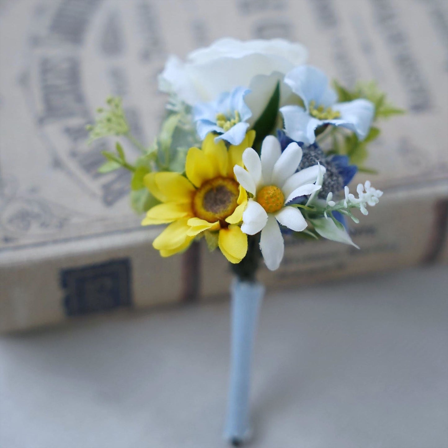 ホワイトブールの小花とひまわりのブーケ