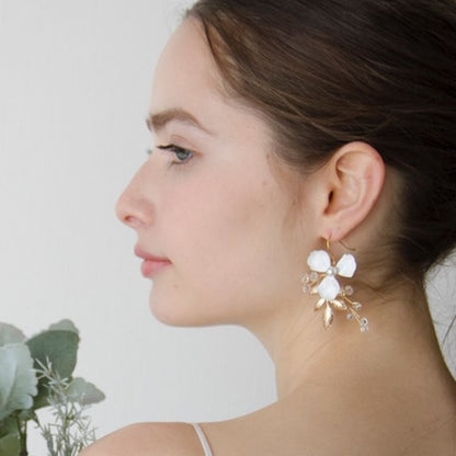 ホワイトフラワー ピアス/イヤリング【アリッサムゴールドピアス&イヤリング】 【結婚式 ピアス イヤリング】