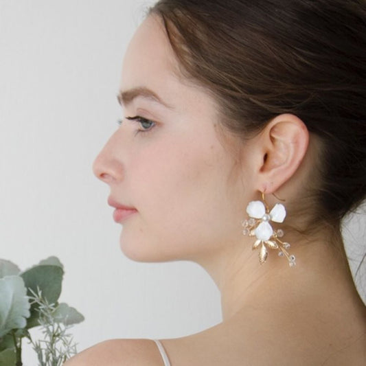 ホワイトフラワー ピアス/イヤリング【アリッサムゴールドピアス&イヤリング】 【結婚式 ピアス イヤリング】