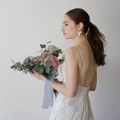 ホワイトフラワー ピアス/イヤリング【アリッサムゴールドピアス&イヤリング】 【結婚式 ピアス イヤリング】