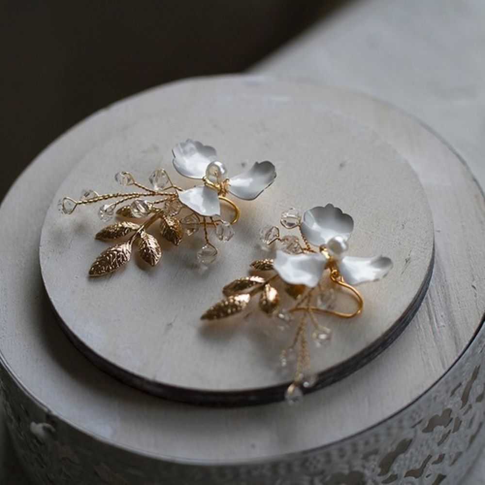ホワイトフラワー ピアス/イヤリング【アリッサムゴールドピアス&イヤリング】 【結婚式 ピアス イヤリング】