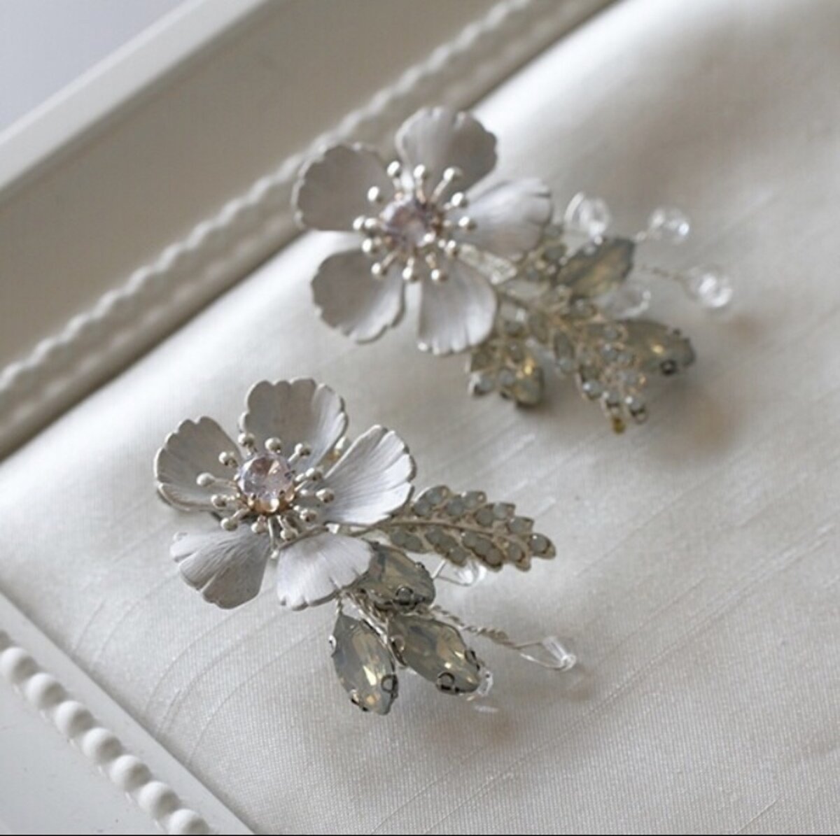 ホワイトフラワー イヤリング wedding【フラワーネージュ】 【結婚式 ピアス イヤリング】