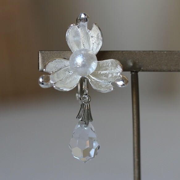 スワロ揺れる ビンテージなフラワーパーツとコットンパールイヤリング 【コーデリアsc】 【結婚式 ピアス イヤリング】