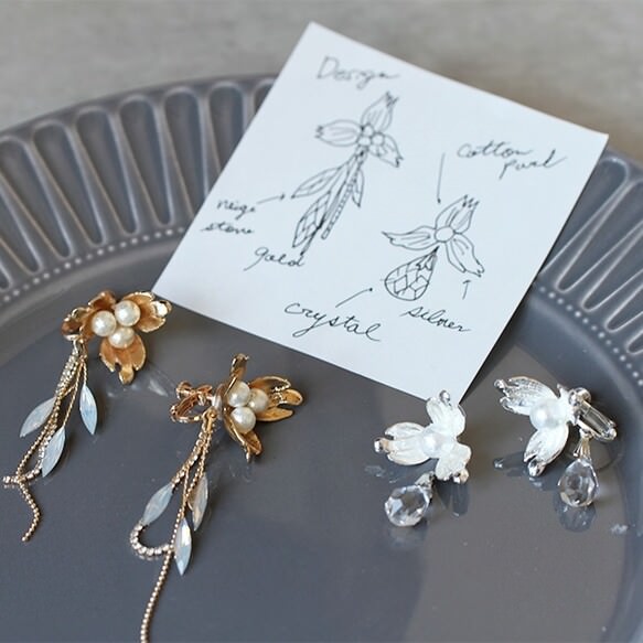 スワロ揺れる ビンテージなフラワーパーツとコットンパールイヤリング 【コーデリアsc】 【結婚式 ピアス イヤリング】