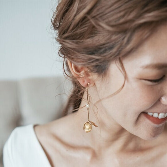 ビンテージな揺れるゴールドフラワーパーツ 【コクリコ】 イヤリング/ピアス 【結婚式 ピアス イヤリング】