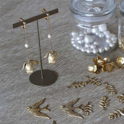 ビンテージな揺れるゴールドフラワーパーツ 【コクリコ】 イヤリング/ピアス 【結婚式 ピアス イヤリング】