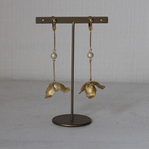 ビンテージな揺れるゴールドフラワーパーツ 【コクリコ】 イヤリング/ピアス 【結婚式 ピアス イヤリング】