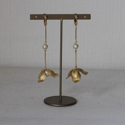 ビンテージな揺れるゴールドフラワーパーツ 【コクリコ】 イヤリング/ピアス 【結婚式 ピアス イヤリング】