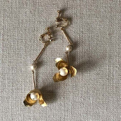 ビンテージな揺れるゴールドフラワーパーツ 【コクリコ】 イヤリング/ピアス 【結婚式 ピアス イヤリング】