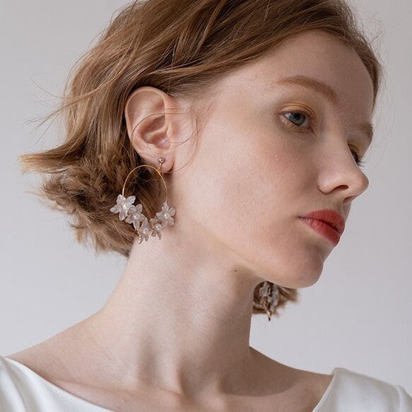 ホワイトフラワー 【トレゾアイヤリング2】 【結婚式 ピアス イヤリング】