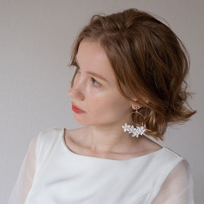 ホワイトフラワー 【トレゾアイヤリング2】 【結婚式 ピアス イヤリング】