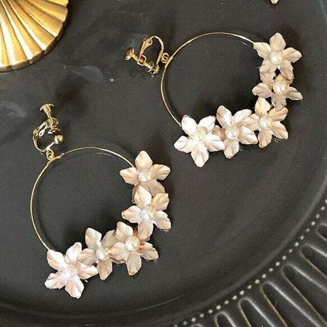 ホワイトフラワー 【トレゾアイヤリング2】 【結婚式 ピアス イヤリング】