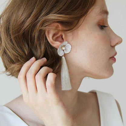 ホワイトフラワー【クレアタッセル】 【結婚式 ピアス イヤリング】