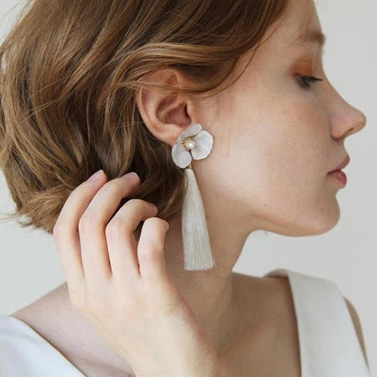 ホワイトフラワー【クレアタッセル】 【結婚式 ピアス イヤリング】