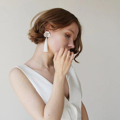 ホワイトフラワー【クレアタッセル】 【結婚式 ピアス イヤリング】