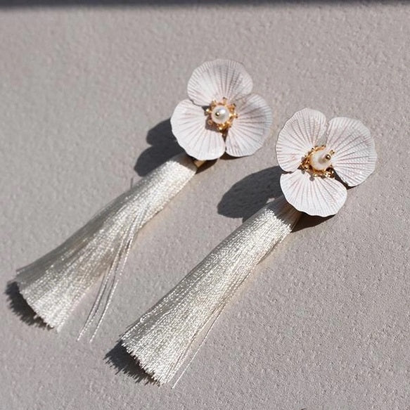 ホワイトフラワー【クレアタッセル】 【結婚式 ピアス イヤリング】