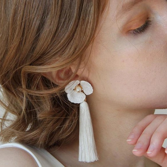 ホワイトフラワー【クレアタッセル】 【結婚式 ピアス イヤリング】