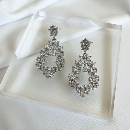 【ピアス・イヤリング】Dahlia Crystal ウェディング ブライダルアクセサリー ピアス / イヤリング [ AM-103 ]【結婚式 ピアス イヤリング】