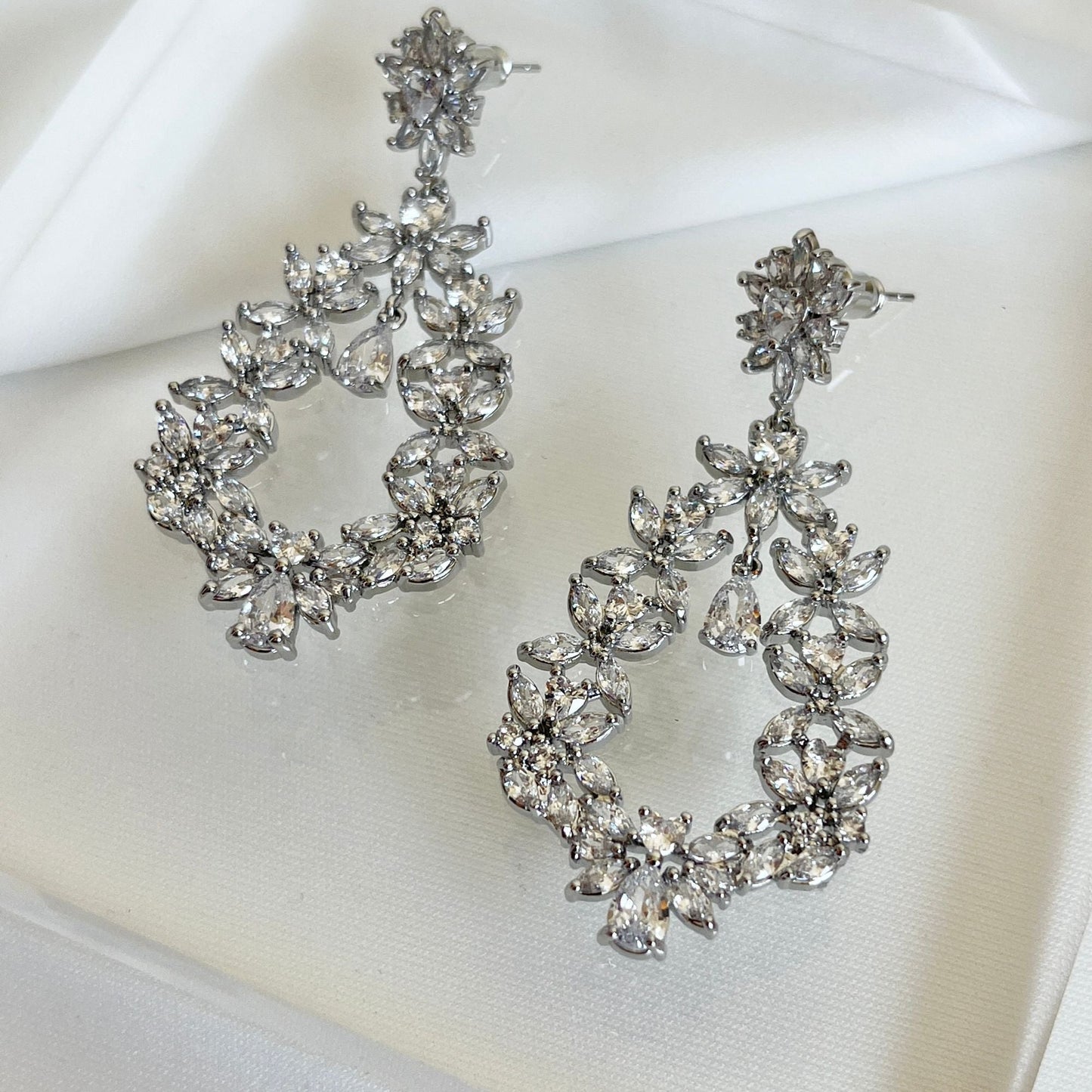 【ピアス・イヤリング】Dahlia Crystal ウェディング ブライダルアクセサリー ピアス / イヤリング [ AM-103 ]【結婚式 ピアス イヤリング】