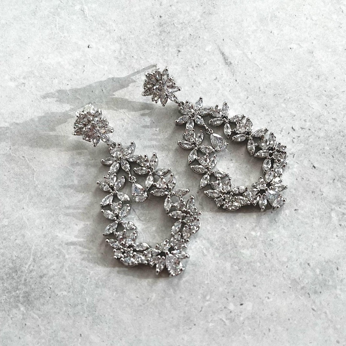 【ピアス・イヤリング】Dahlia Crystal ウェディング ブライダルアクセサリー ピアス / イヤリング [ AM-103 ]【結婚式 ピアス イヤリング】