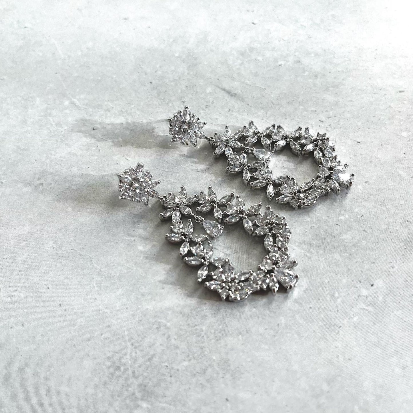 【ピアス・イヤリング】Dahlia Crystal ウェディング ブライダルアクセサリー ピアス / イヤリング [ AM-103 ]【結婚式 ピアス イヤリング】