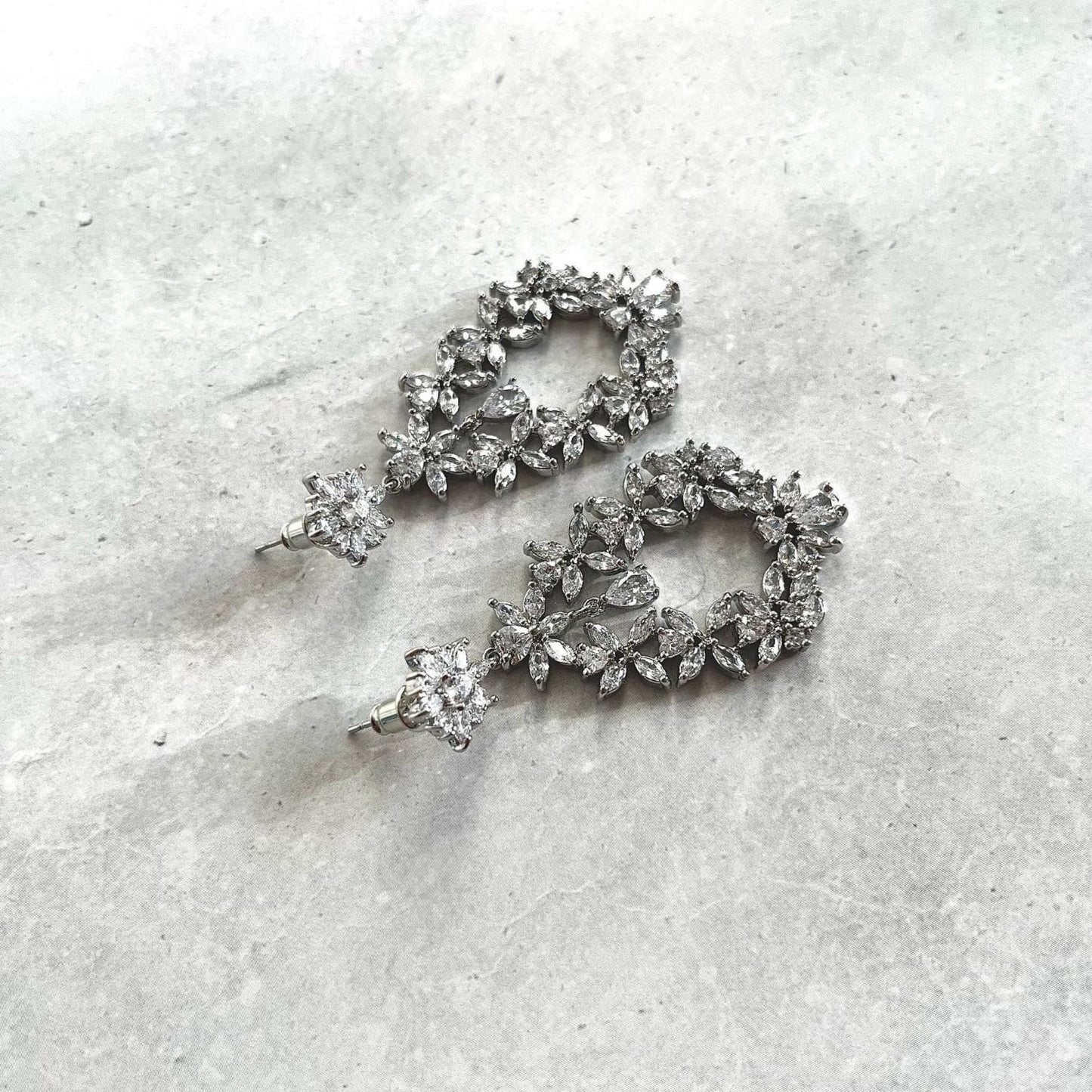 【ピアス・イヤリング】Dahlia Crystal ウェディング ブライダルアクセサリー ピアス / イヤリング [ AM-103 ]【結婚式 ピアス イヤリング】